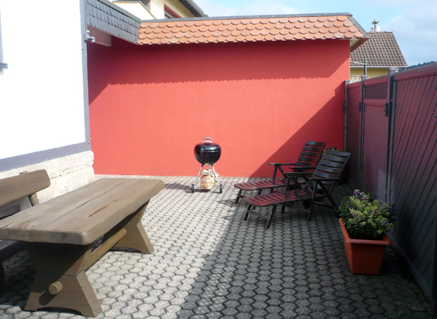 Terrasse mit Sitzgruppe, Grill, Sandkasten und Liegen